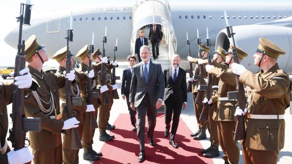 El Rey Felipe VI a su llegada a Estonia.