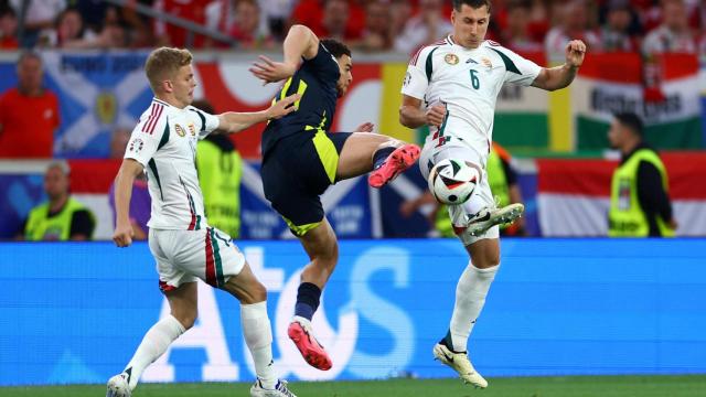 Che Adams y Orban pelean un balón.