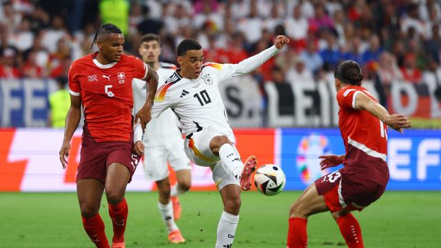 Musiala pelea por el balón durante el partido ante Suiza.