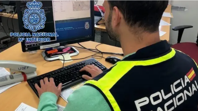 Un agente de la Unidad de Ciberdelincuencia de la Policía Nacional, ante la que ha sido interpuesta la denuncia.