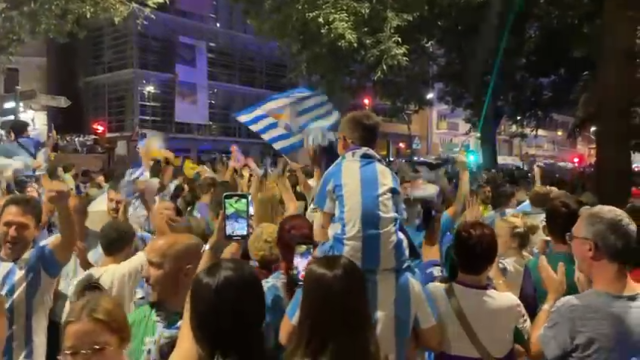 Así celebra la afición del Málaga el ascenso a Segunda División.