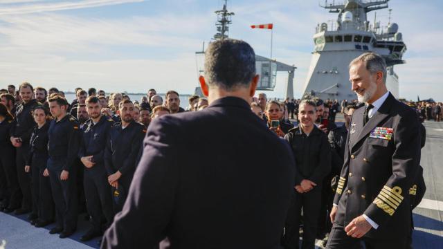 El rey Felipe VI visita el portaaeronaves Juan Carlos I, este domingo durante su visita a Tallin (Estonia) dentro de su gira por los tres países bálticos.