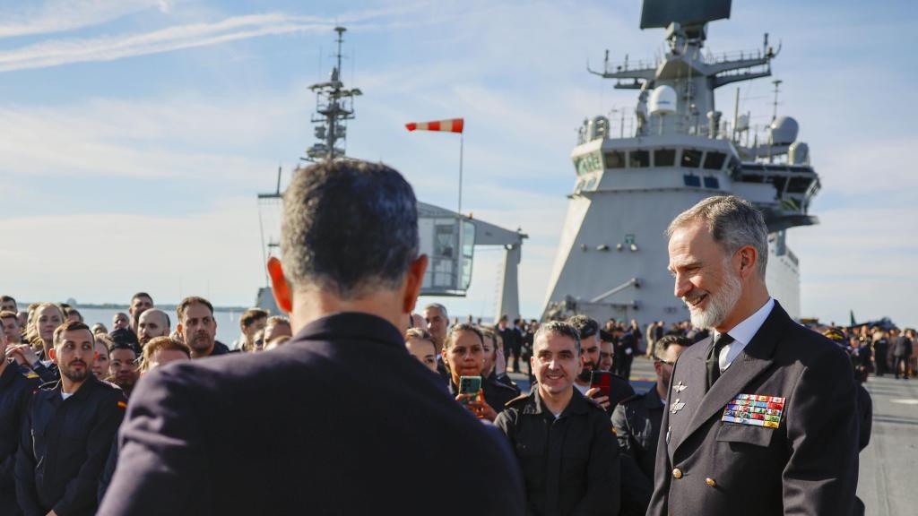 El rey Felipe VI visita el portaaeronaves Juan Carlos I, este domingo durante su visita a Tallin (Estonia) dentro de su gira por los tres países bálticos.