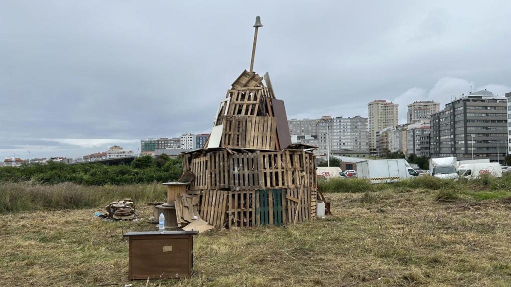 La hoguera más alta de A Coruña en San Juan 2024 en O Ventorrillo