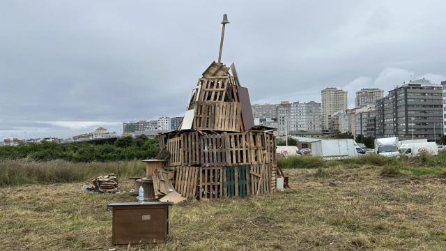 La hoguera más alta de A Coruña en San Juan 2024 en O Ventorrillo