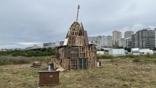 La hoguera de San Juan tras el Centro Ágora, en O Ventorrillo