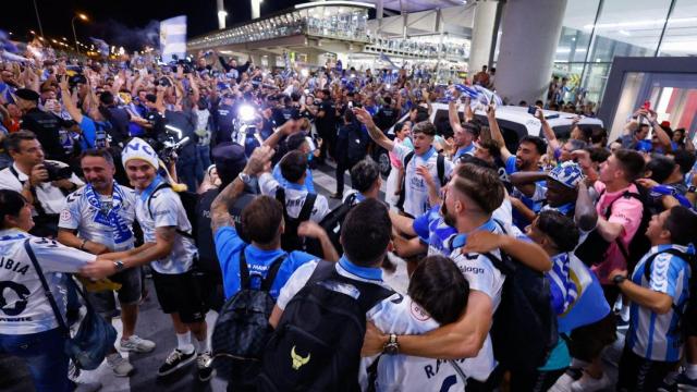 Aficionados del Málaga celebran el ascenso