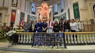 Las familias de las víctimas del 'Pintaxo' con el arzobispo en la catedral de Terranova.
