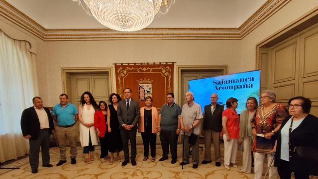 El alcalde de Salamanca presenta el programa 'Salamanca Acompaña' con nuevas actividades