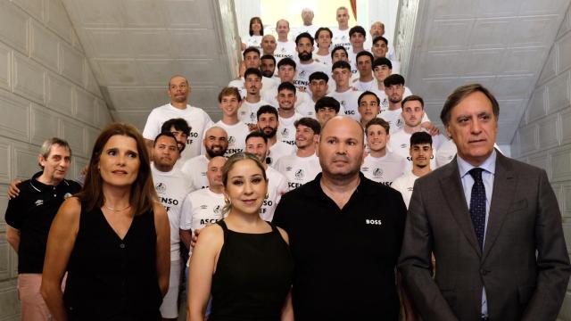 El alcalde de Salamanca, Carlos García Carballo, recibe al recién ascendido club de futbol UDS