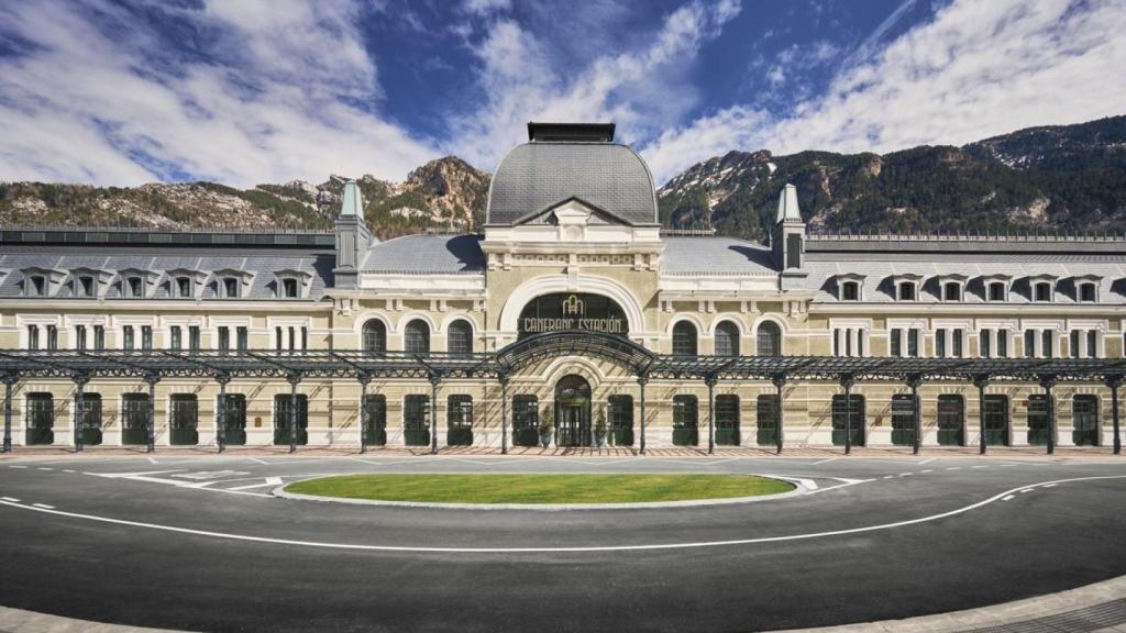 El hotel del Pirineo que esconde el único vagón de tren con estrella Michelin del mundo