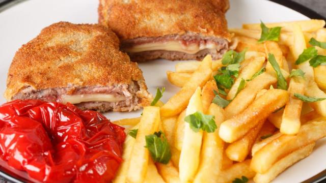 En este restaurante de Asturias puedes personalizar tu propio cachopo:  son enormes y a muy buen precio