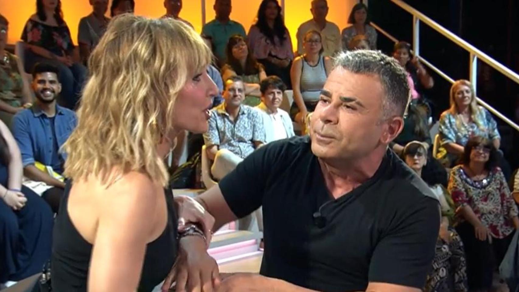 Jorge Javier Vázquez y Emma García, en el plató de 'Fiesta' este domingo.