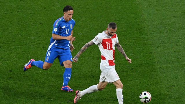 Brozovic juega ante Raspadori.
