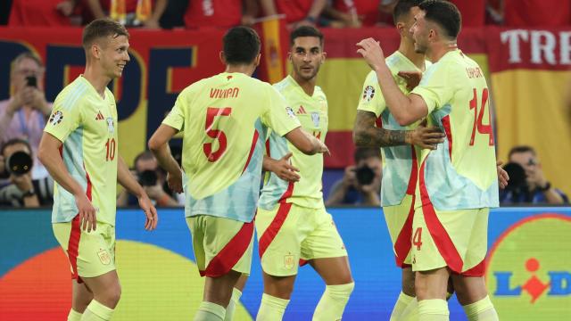 Los futbolistas de España celebran el gol de Ferran Torres ante Albania.