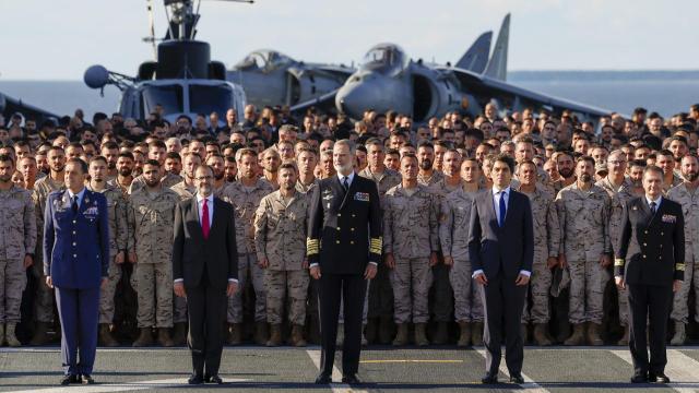 El Rey Felipe VI, flanqueado por Camilo Villarino y el embajador Guillermo Corral, este domingo en la cubierta del portaaeronaves Juan Carlos I, durante su visita a Tallin (Estonia).