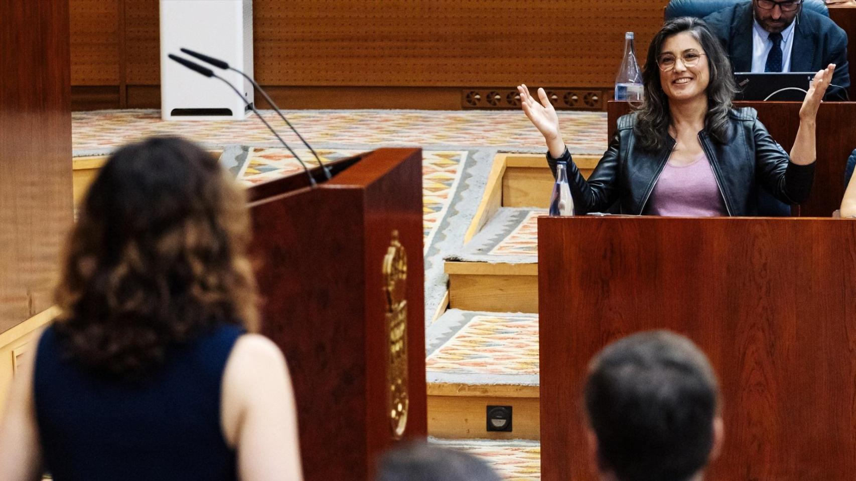 La portavoz de Más Madrid en la Asamblea, Manuela Bergerot, mientras interviene la presidenta de la Comunidad, Isabel Díaz Ayuso.