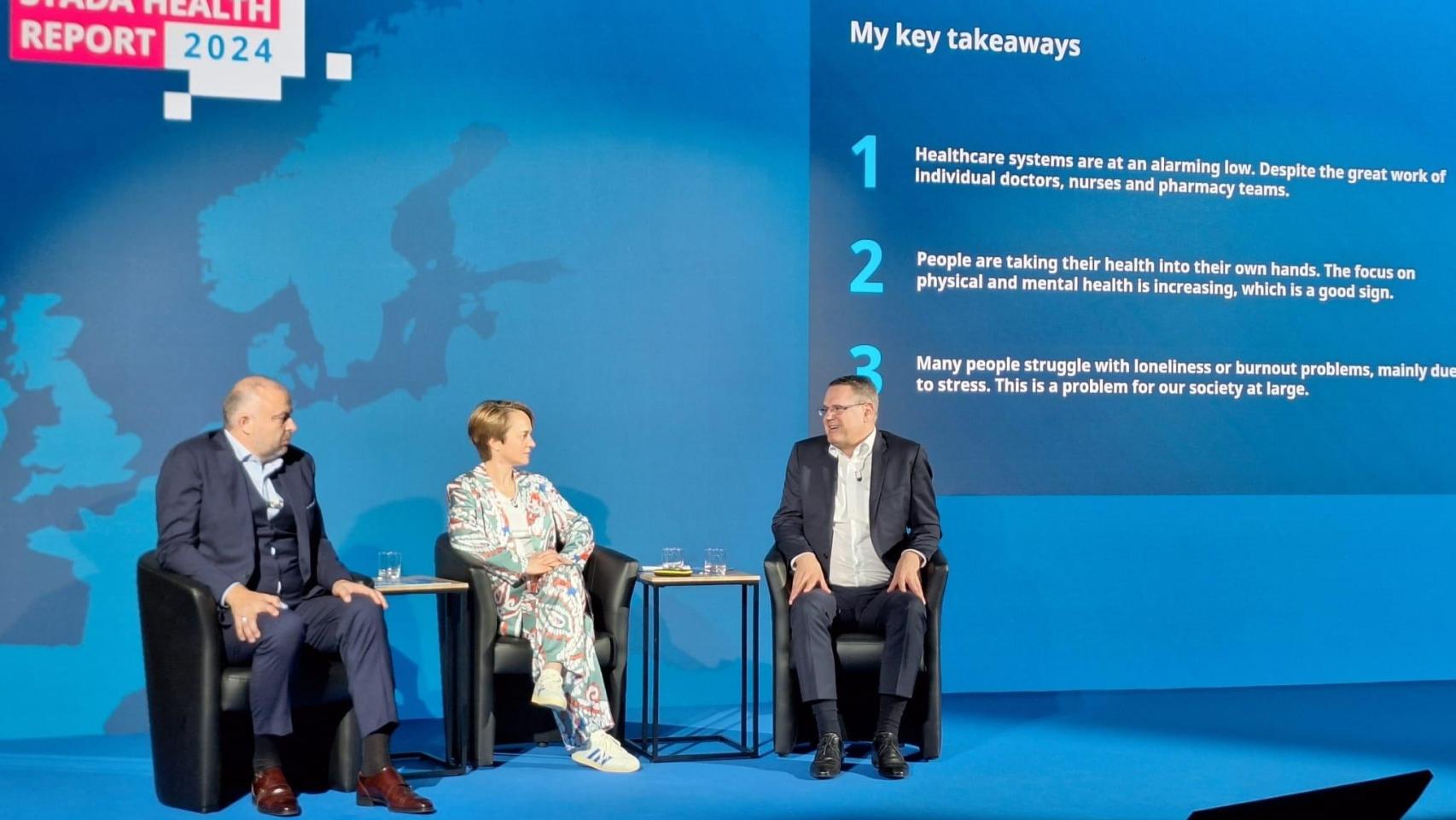 De izquierda a derecha, vicepresidente ejecutivo de comunicación, Frank Sataud, la directora general de Human 8, Magali Geens, y CEO de Stada, Peter Goldschmidt en Roma.