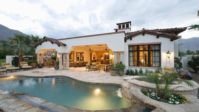 Vista de una casa de verano con piscina.