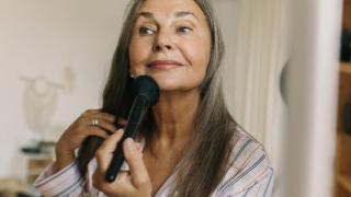 Mujer maquillándose.