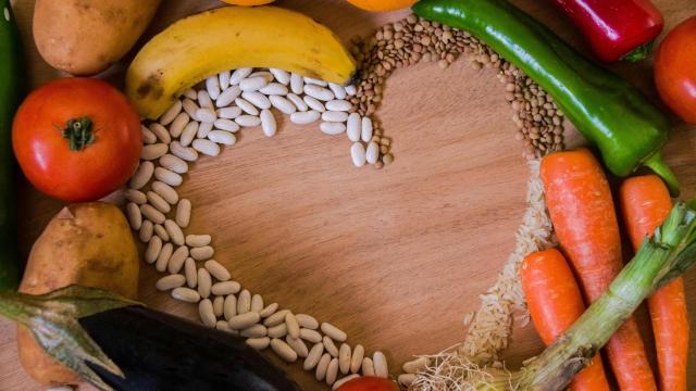 Come legumbres, frutas y verduras