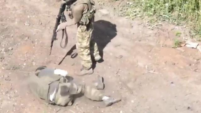 Un soldado ruso ruega a otro que le ejecute tras ser alcanzado por un dron.