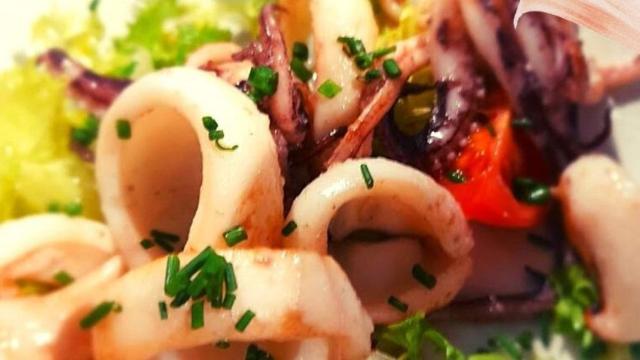 La tapa de chipirones a la plancha de este bar de Sevilla.