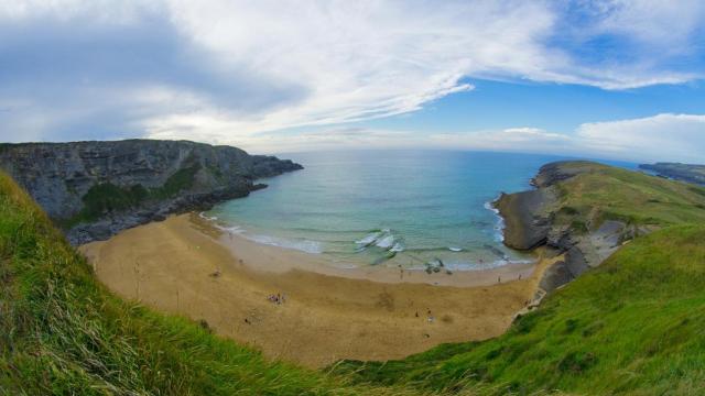 Playa de Antuera en el pueblo de Ajo desde lo alto, en Cantabria.
