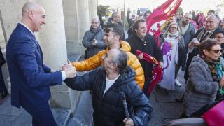 El alcalde de León, José Antonio Diez, saluda a las personas concentradas tras la aprobación de la moción presentada por la UPL para pedir la autonomía de la región leonesa
