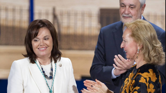 La actual vicepresidenta del TC, Inmaculada Montalbán, cuando recibió la Medalla de Andalucía a manos de José Antonio Griñán en 2012.