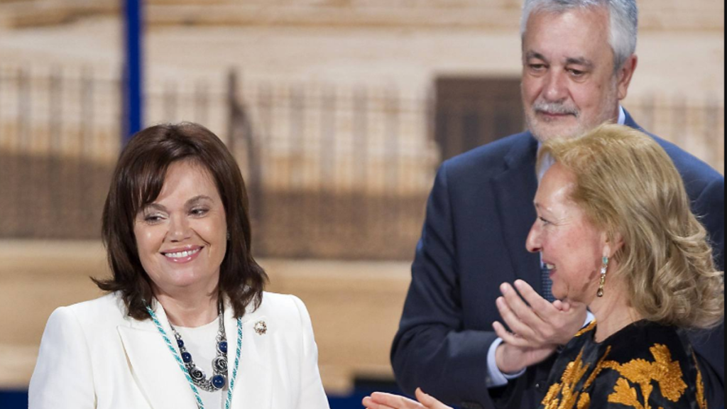 La actual vicepresidenta del TC, Inmaculada Montalbán, cuando recibió la Medalla de Andalucía a manos de José Antonio Griñán en 2012.