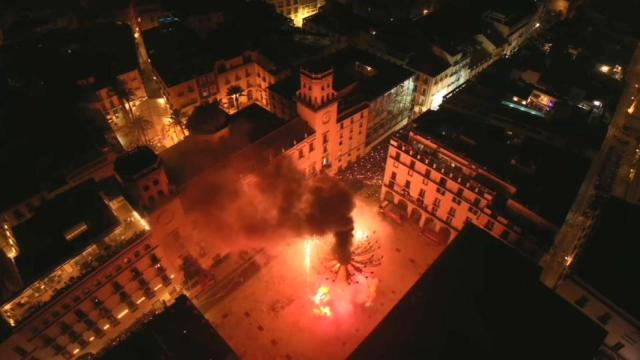 La Cremà 2024 de la Hoguera Oficial de Alicante captada por las cámaras de À Punt.