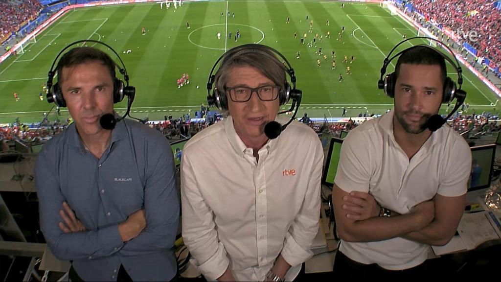 Juan Carlos Rivera, Carlos Marchena y Mario Suárez, en el Albania - España (TVE).