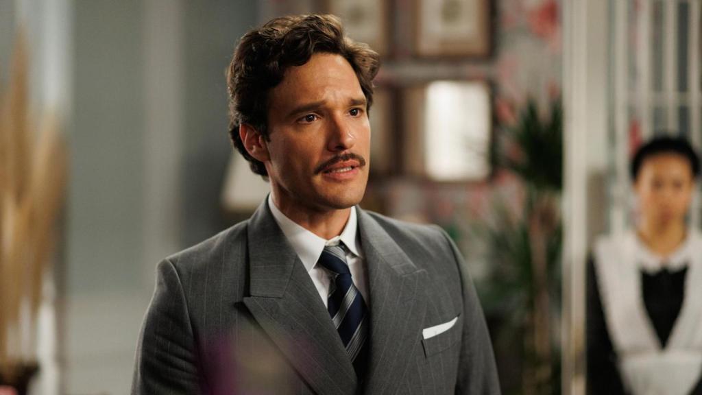 Almadro San Miguel da vida a Íñigo Peñalver en la serie de TVE 'La Moderna'.