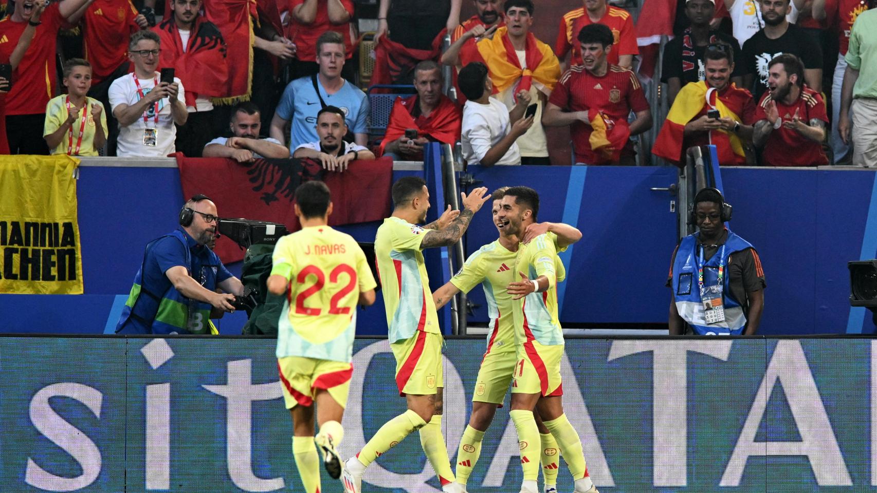 Los jugadores de la selección española celebran el gol de Ferran Torres.