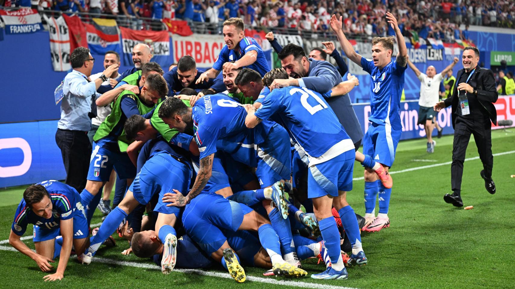 Los jugadores de Italia celebran su gol ante Croacia.