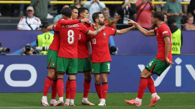 Bruno Fernandes celebra el gol junto a su equipo en el partido contra Turquía en la Euro2024