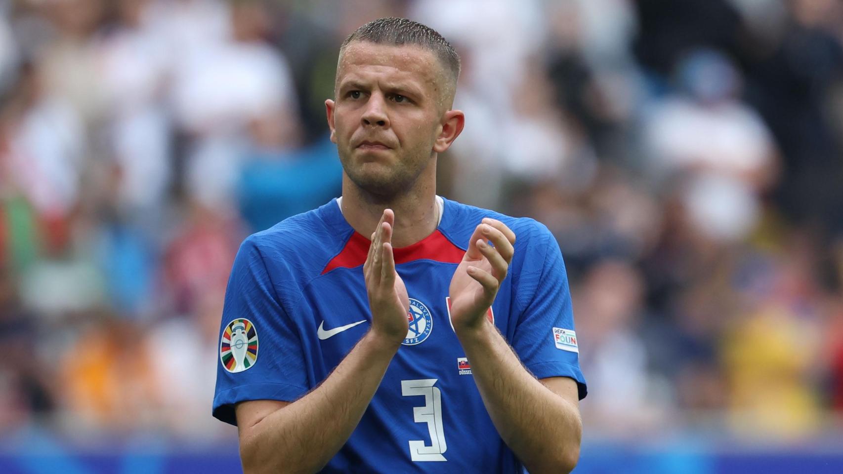 Denis Vavro de Eslovaquia durante la Euro2024