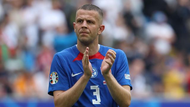 Denis Vavro de Eslovaquia durante la Euro2024