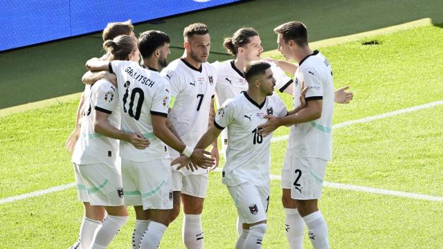 Los jugadores de Austria celebran el gol en propia de Malen.