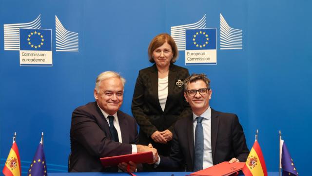 El vicesecretario de Institucional del PP, Esteban González Pons; la vicepresidenta de la Comisión Europea, Vera Jourová, y el ministro de Presidencia, Justicia y Relaciones con las Cortes, Félix Bolaños, este martes en Bruselas.