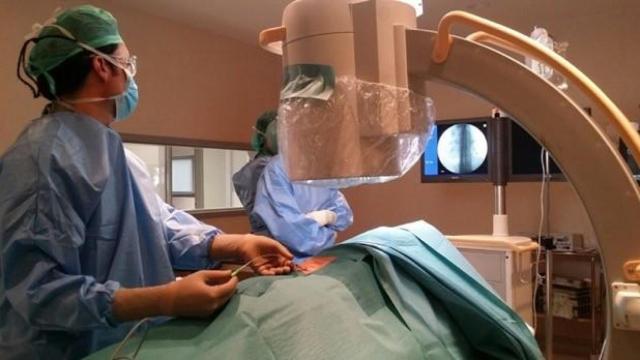 El doctor Maldonado durante la intervención.