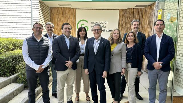 Directivos de Vithas y de la Asociación Española contra el Cáncer.