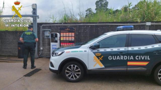 Un vehículo y un agente de la Guardia Civil