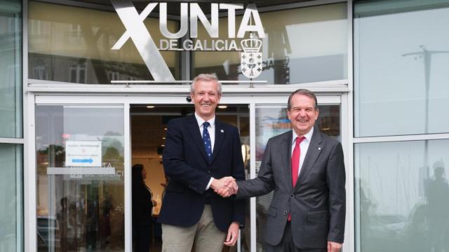 Alfonso Rueda y Abel Caballero se saludan antes de la reunión.