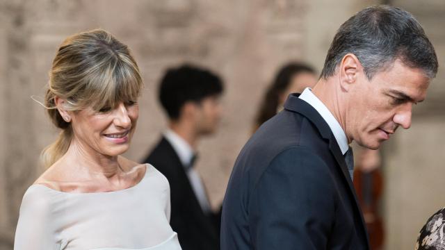 La mujer del presidente del Gobierno, Begoña Gómez, junto a Pedro Sánchez.
