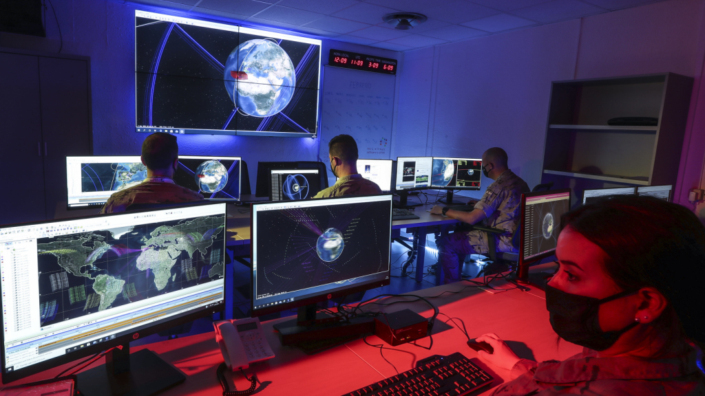 Interior del centro de operaciones de COVE en Torrejón de Ardoz (Madrid)