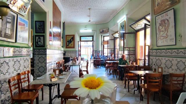 El interior del bar.