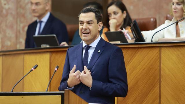 El presidente de la Junta de Andalucía, Juanma Moreno, en el Parlamento.