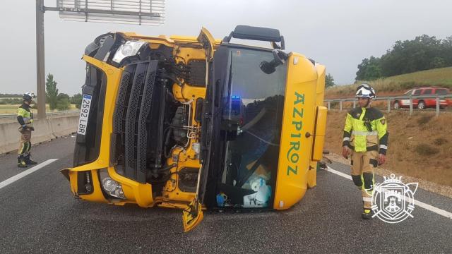 El camión tras volcar en la A-1 en Burgos